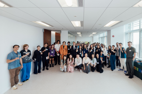 文學及文化研究碩士課程畢業展覽開幕典禮的團體合照